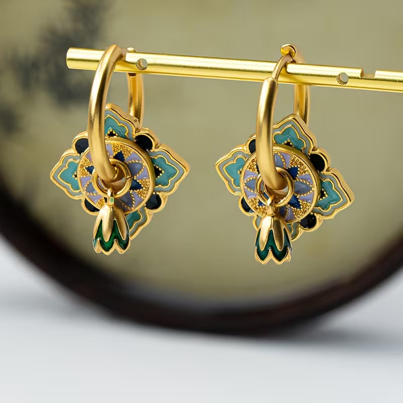 Par de aretes envernizados de estilo vintage con un toque sofisticado