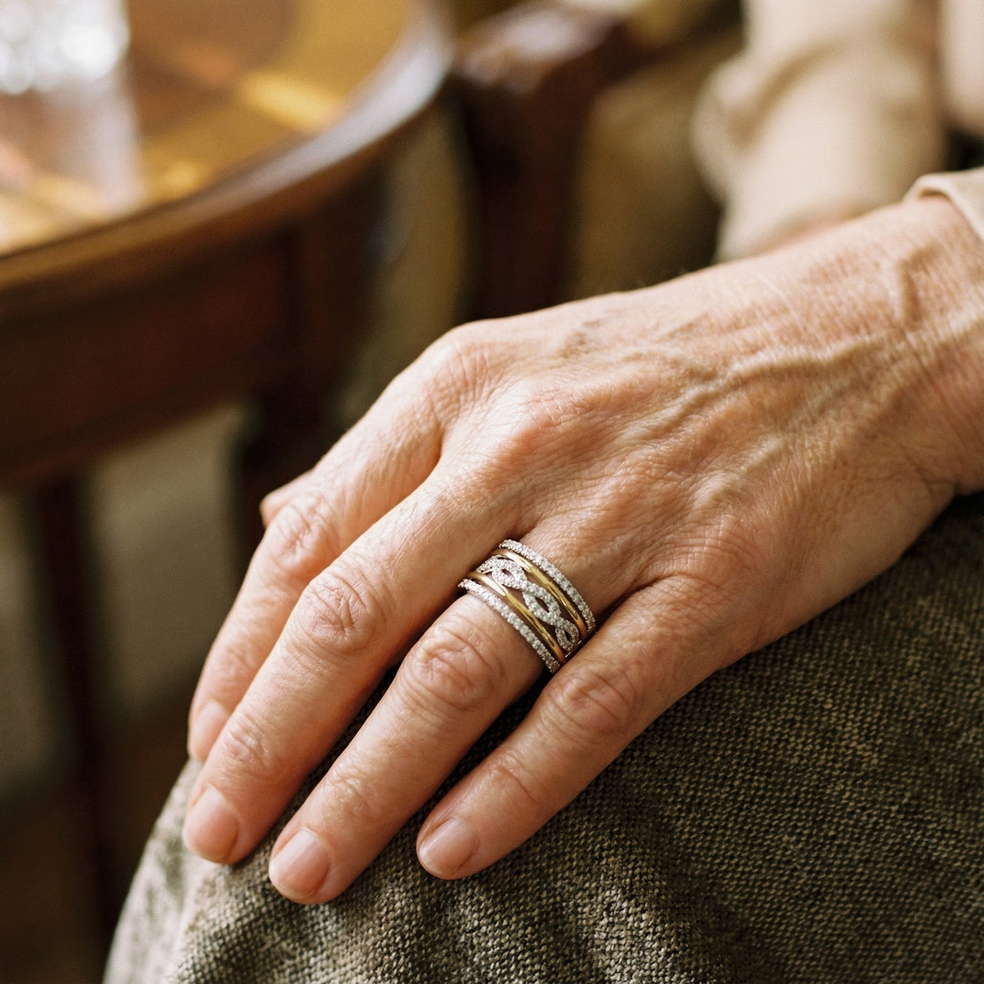 Anillo trenzado brillante con zirconia