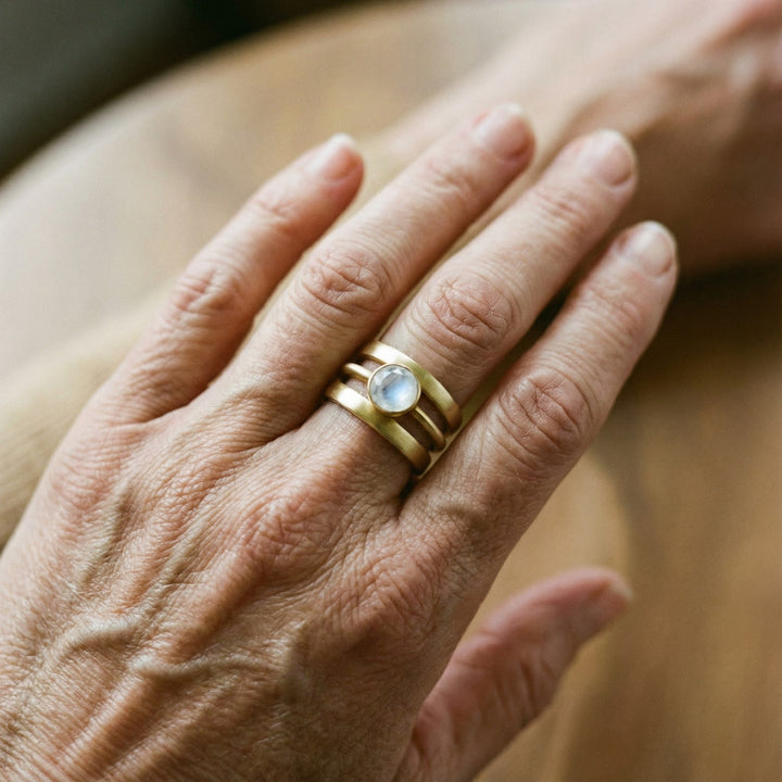 Anillo Vintage en Oro con Incrustaciones de Piedra Lunar