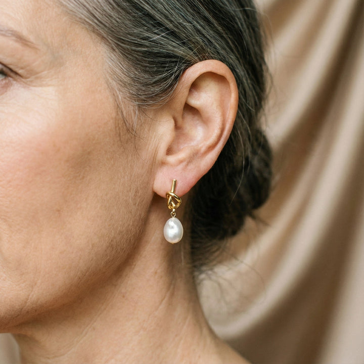 Pendientes elegantes con perlas barrocas en oro