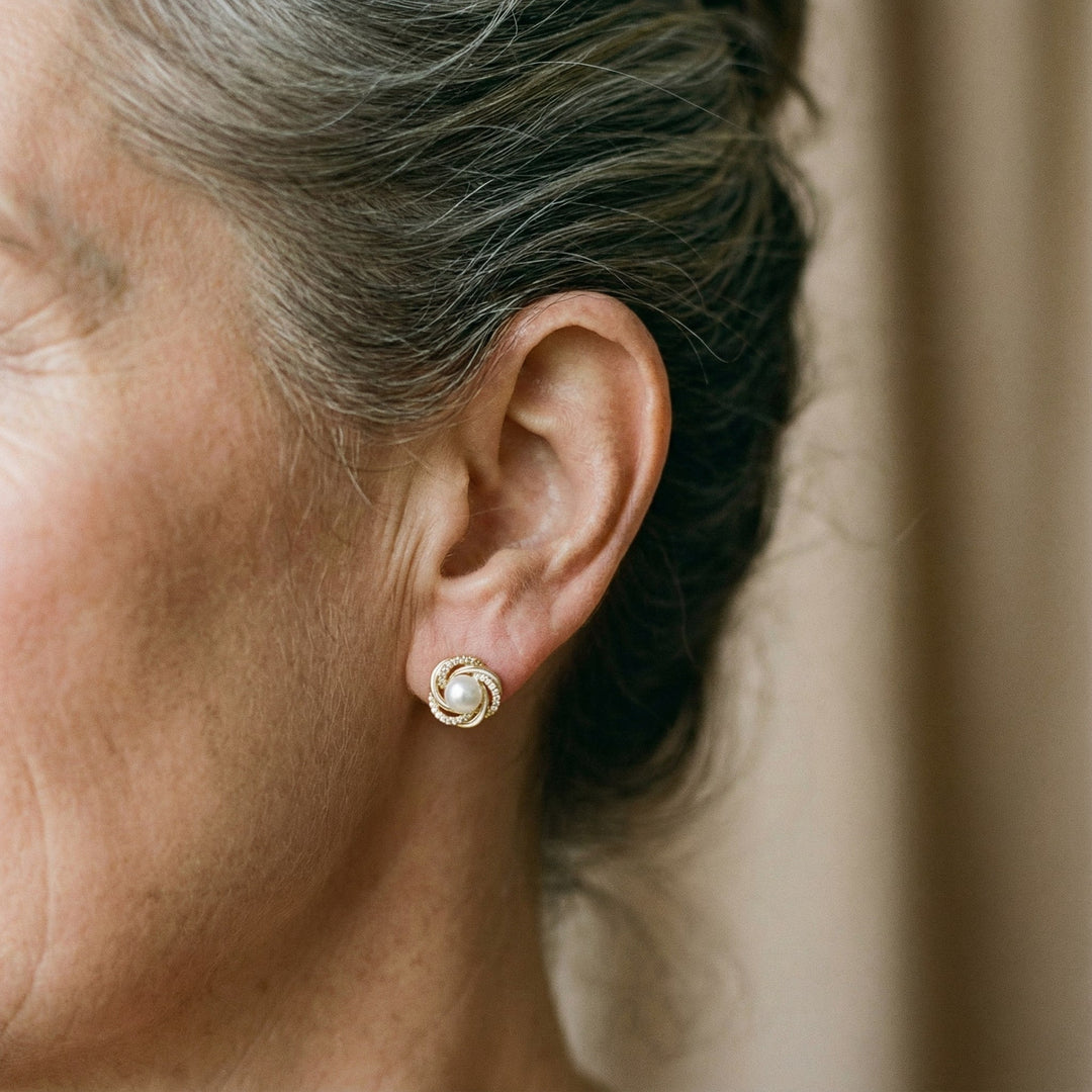 Pendientes elegantes de oro con perlas en espiral y zirconias