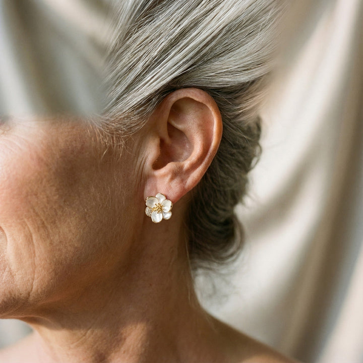 Pendientes de pétalos elegantes en oro