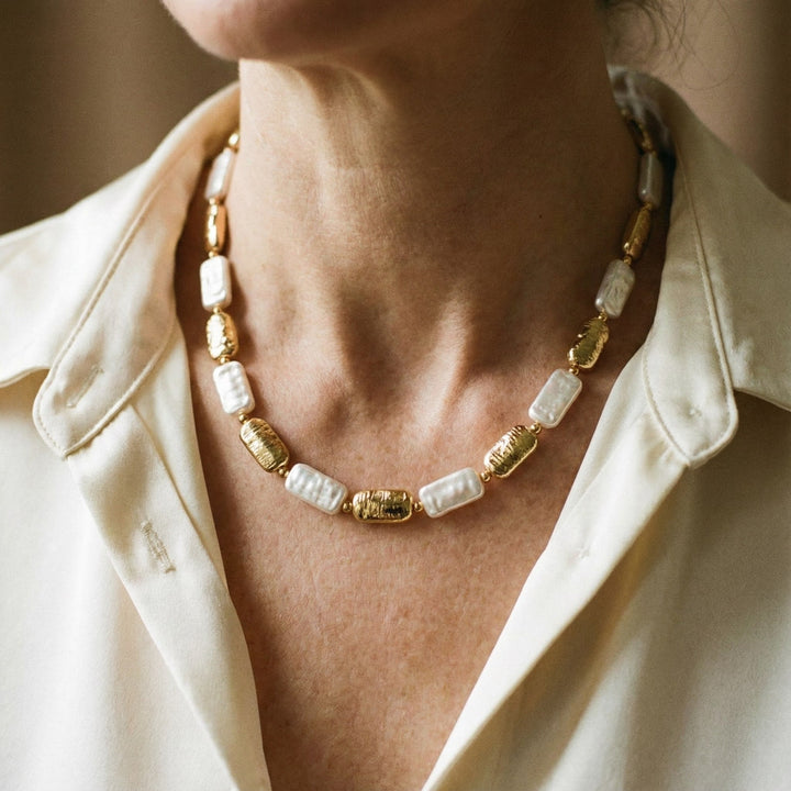 Collar vintage con perlas rectangulares doradas y blancas