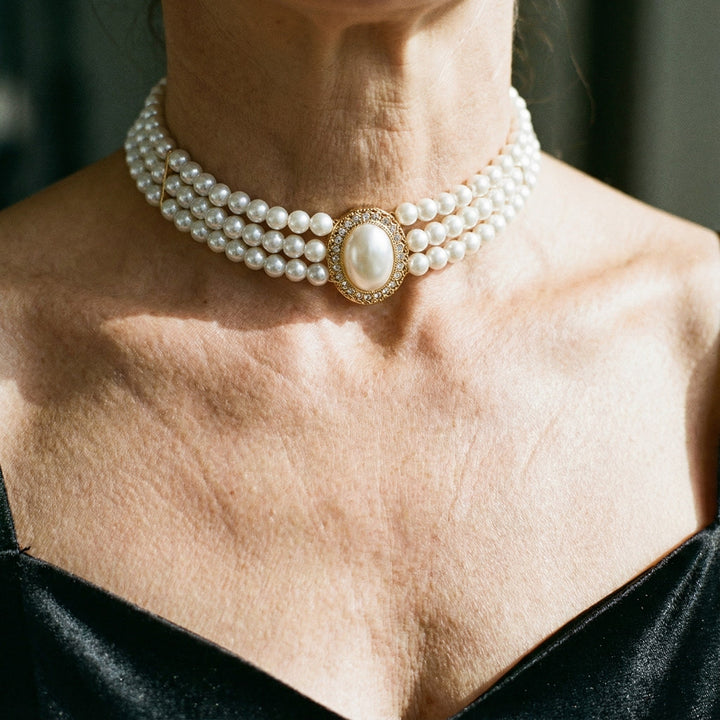 Collar elegante con tres perlas