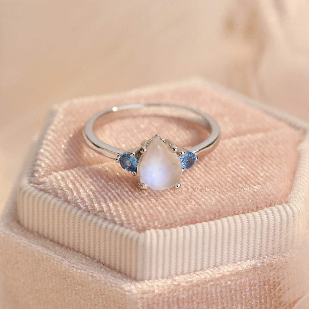 Anillo Louisa con Piedra lunar