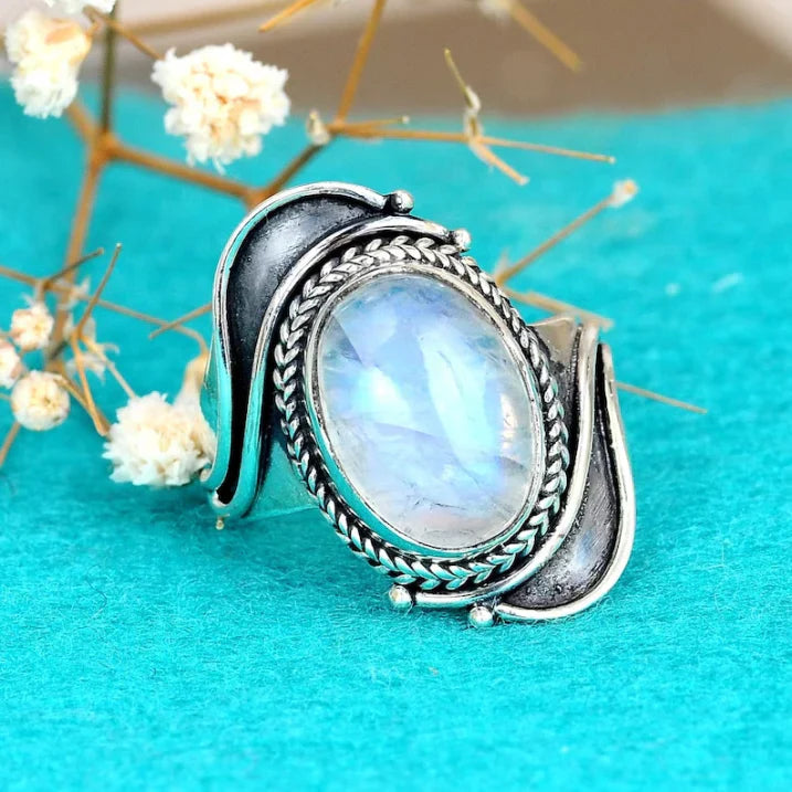 Anillo Elegante con Piedra Lunar
