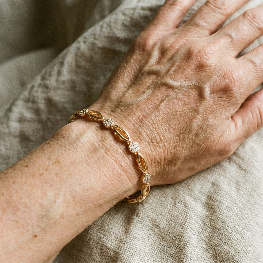 Pulsera elegante bañada en oro