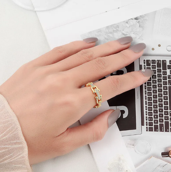 Anillo hueco con cadena en forma de herradura