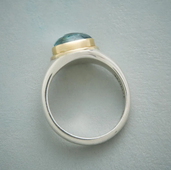 Anillo de plata con diamante verde