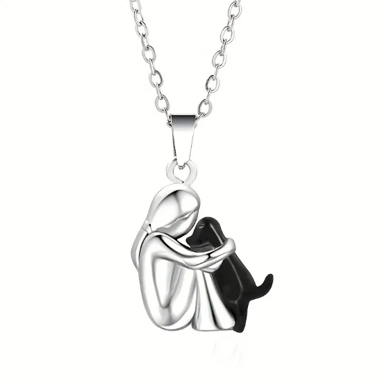 Collar con niña y perro abrazados