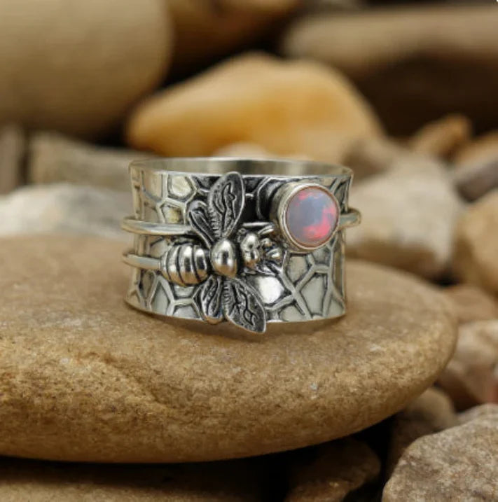 Anillo de piedra lunar con abeja