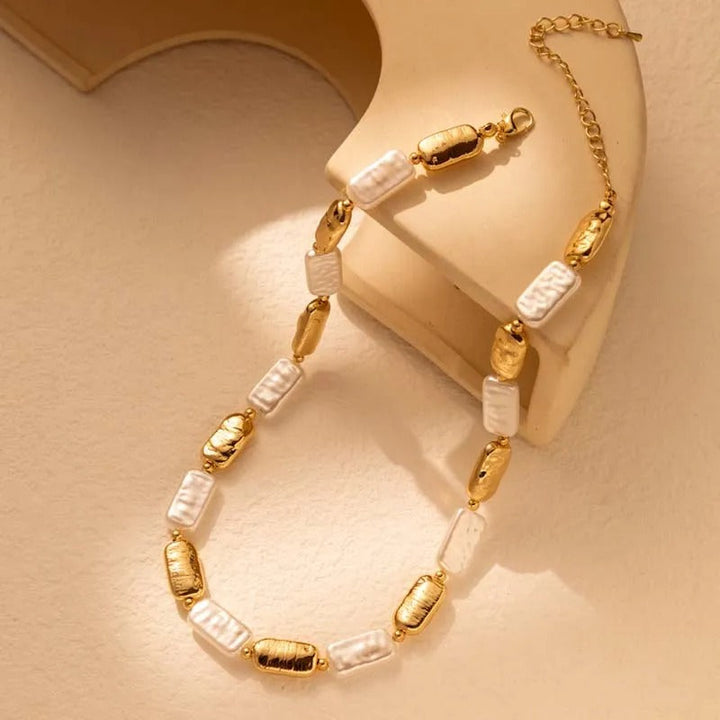 Collar vintage con perlas rectangulares doradas y blancas