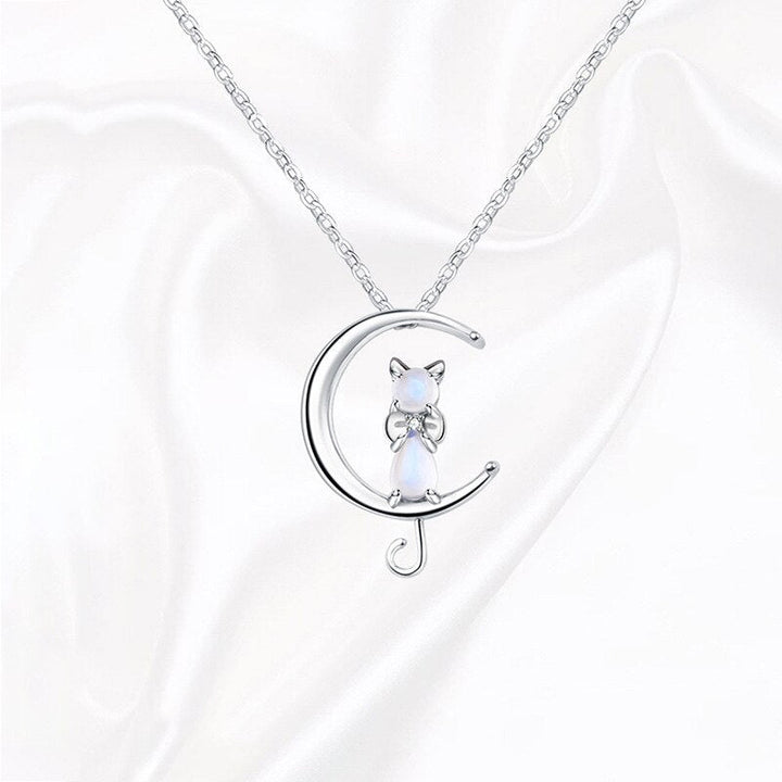 Collar con colgante en forma de luna creciente y gato en piedra lunar